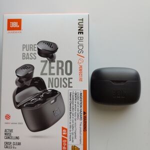 JBL Tune Buds in Sleek Black